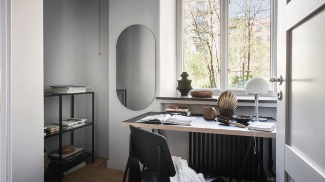 Vaikne ruum keskendumiseks: minimalistlik tööruum akna all