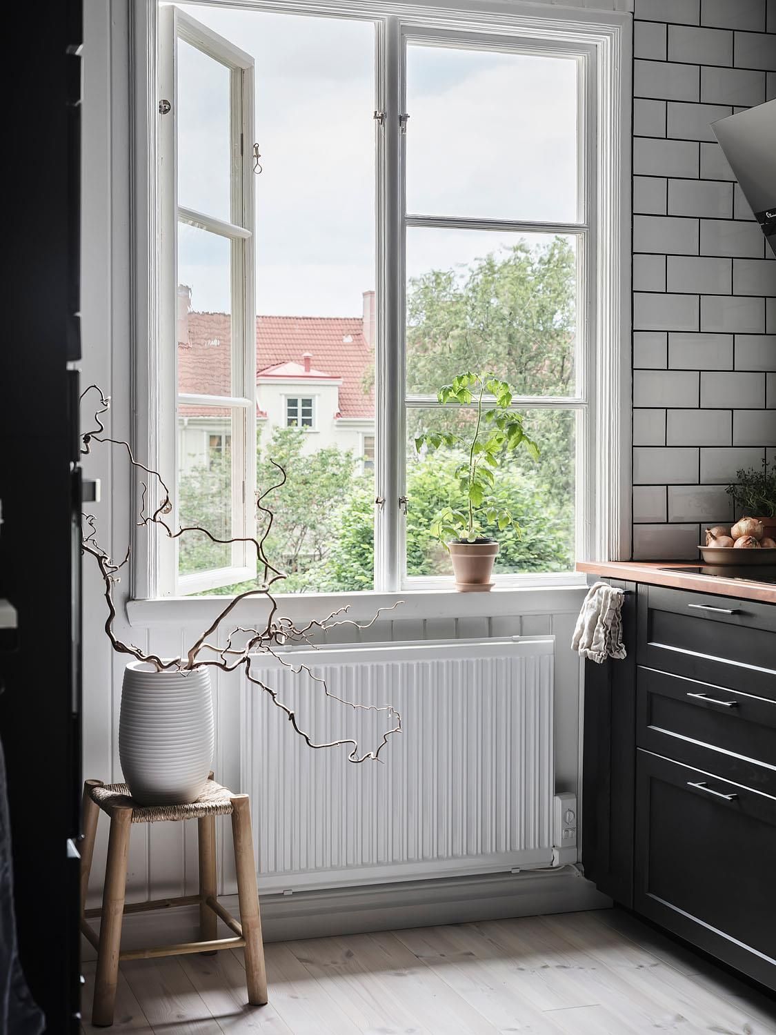 Must köögimööbel- elegantne ja julge, ajatu klassikaline toon köögis 
