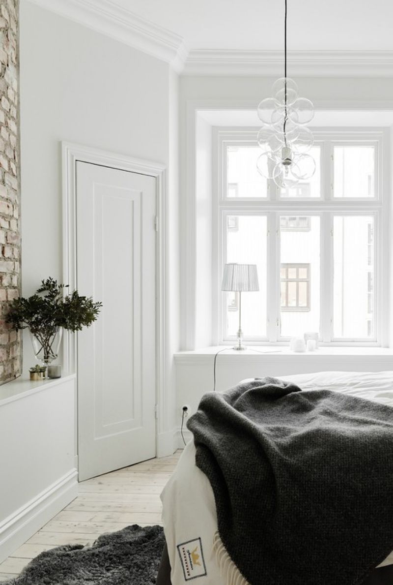 Ülimalt lihtne, minimalistlik, skandinaavias stiilis magamistuba ilma liigsete detailideta