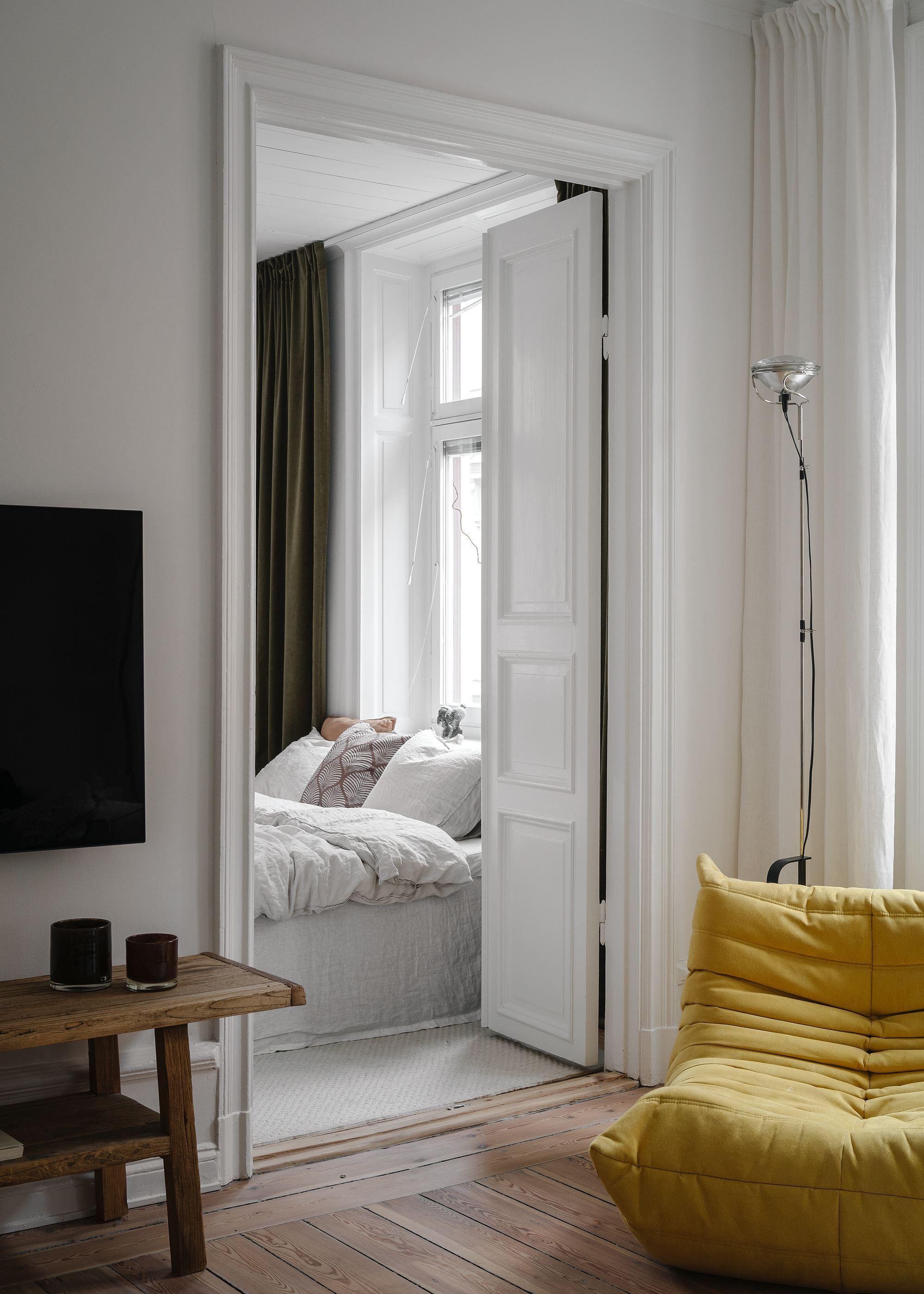 Stiilipuhas, rohelise, pruuni ja valge värvigamma, minimalistlik magamistuba