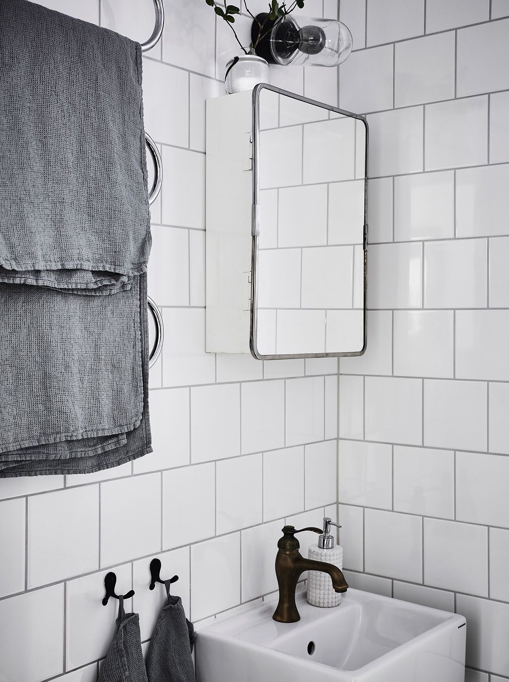 Pisikese vannitoa lahendus efektsete dekoratiivelementide ja mööbliga 