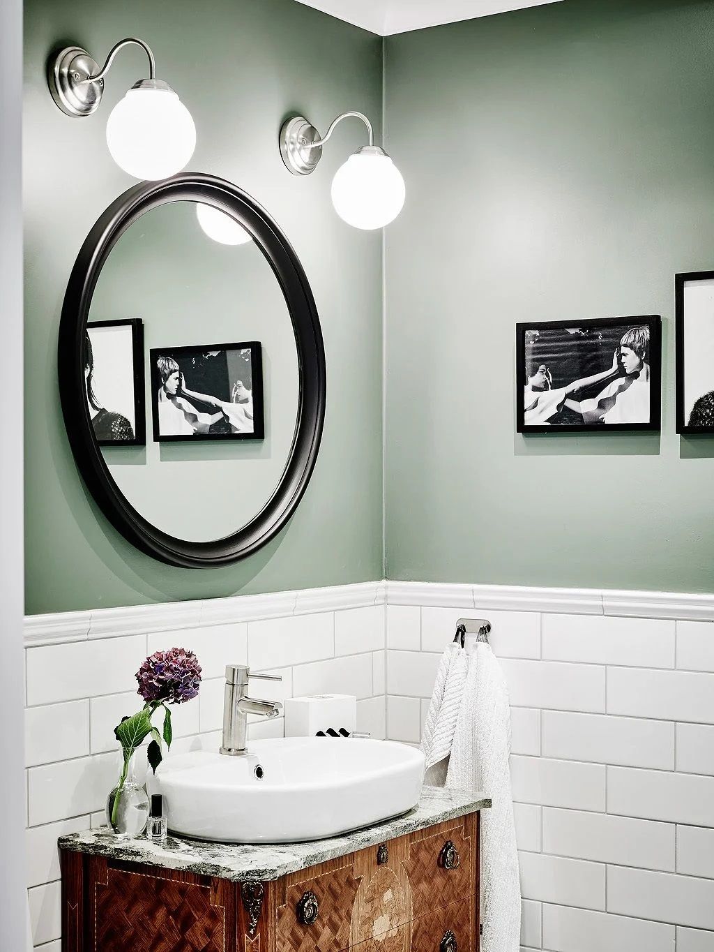 Roheline, valge ja pruun vannitoa interjööris