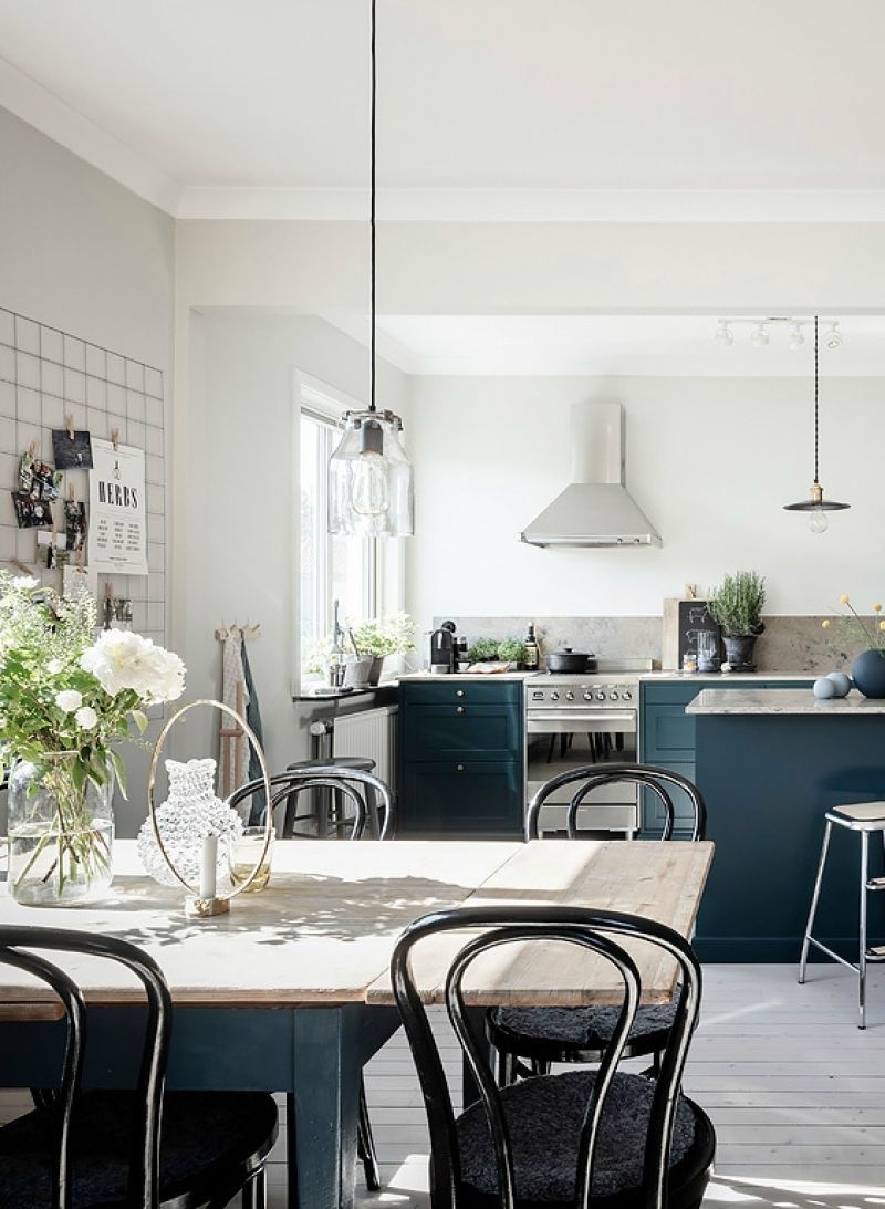 Karge sinise köögimööbliga, põhjamaine köök 