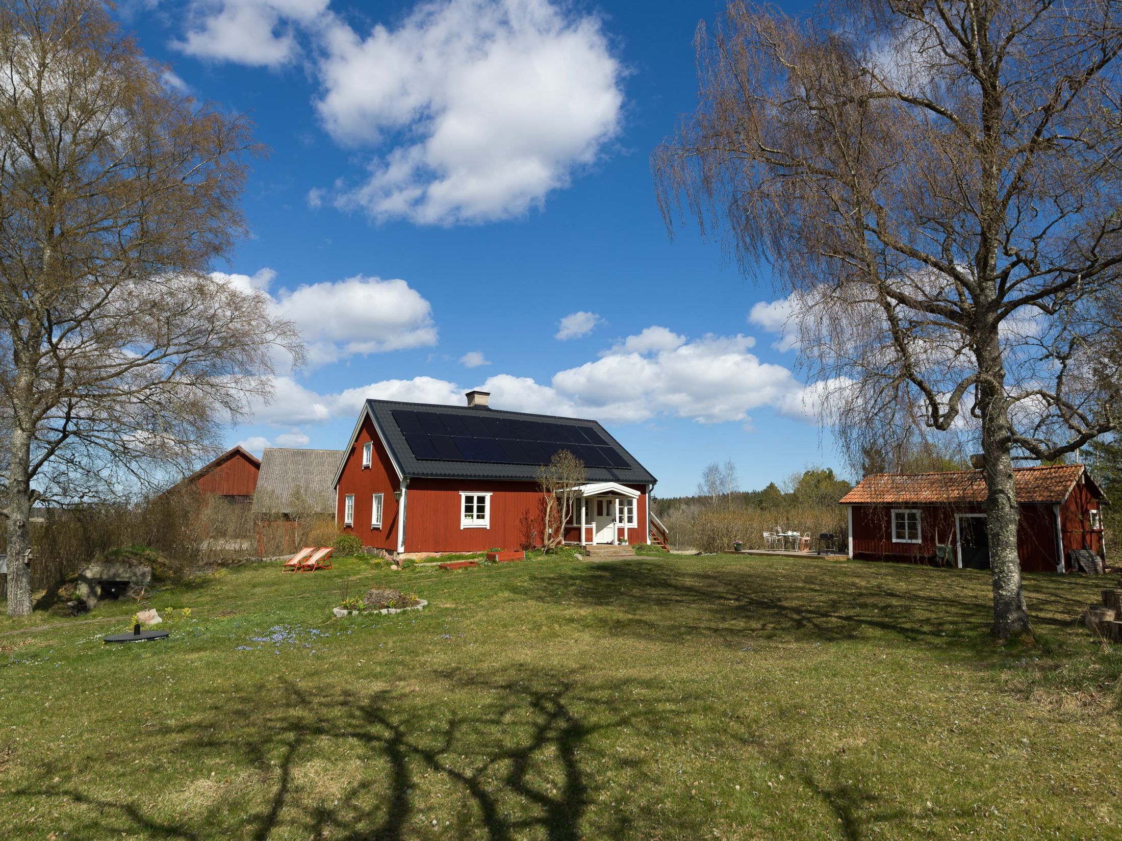 Metsade ja põldude vahel asuv maamaja