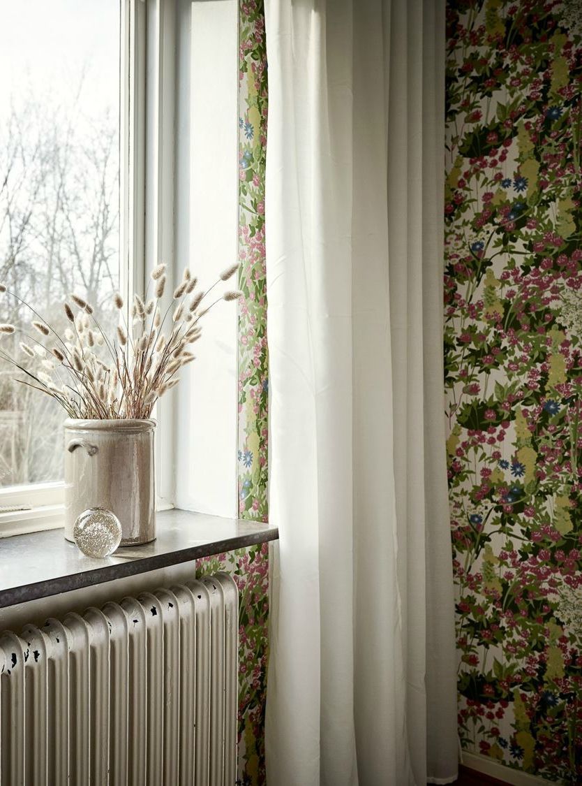 Kaunis lillelise mustriga tapeet ilmestab magamistoa seinu 