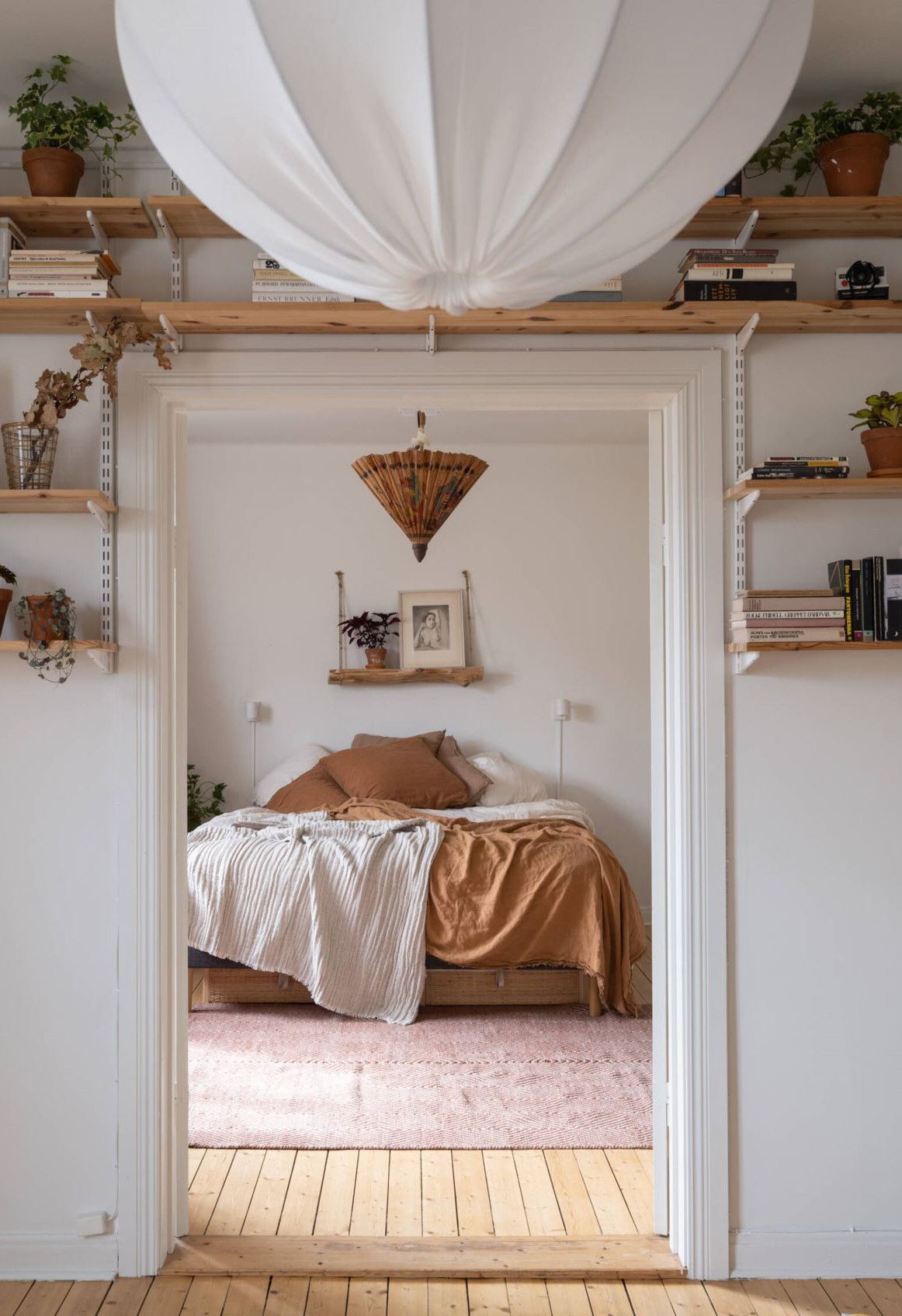 Hubase magamistoa erinevad liivakarva toonid ja soojad pruunid toonid, valges interjööris