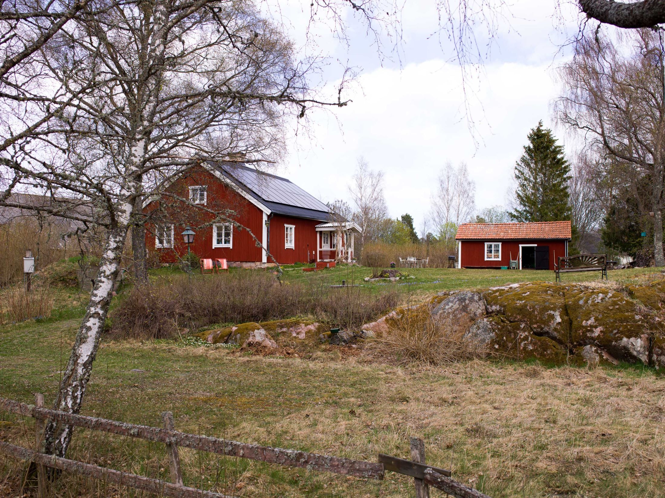 Punase maja kaunis köök ja magamistuba